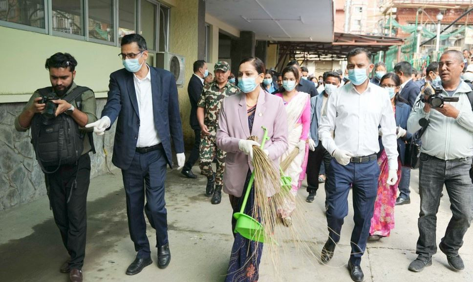 ‘सरसफाइ सप्ताह’ सुरु, झाडु बोकेर वीर अस्पताल पुगिन् स्वास्थ्य मन्त्री