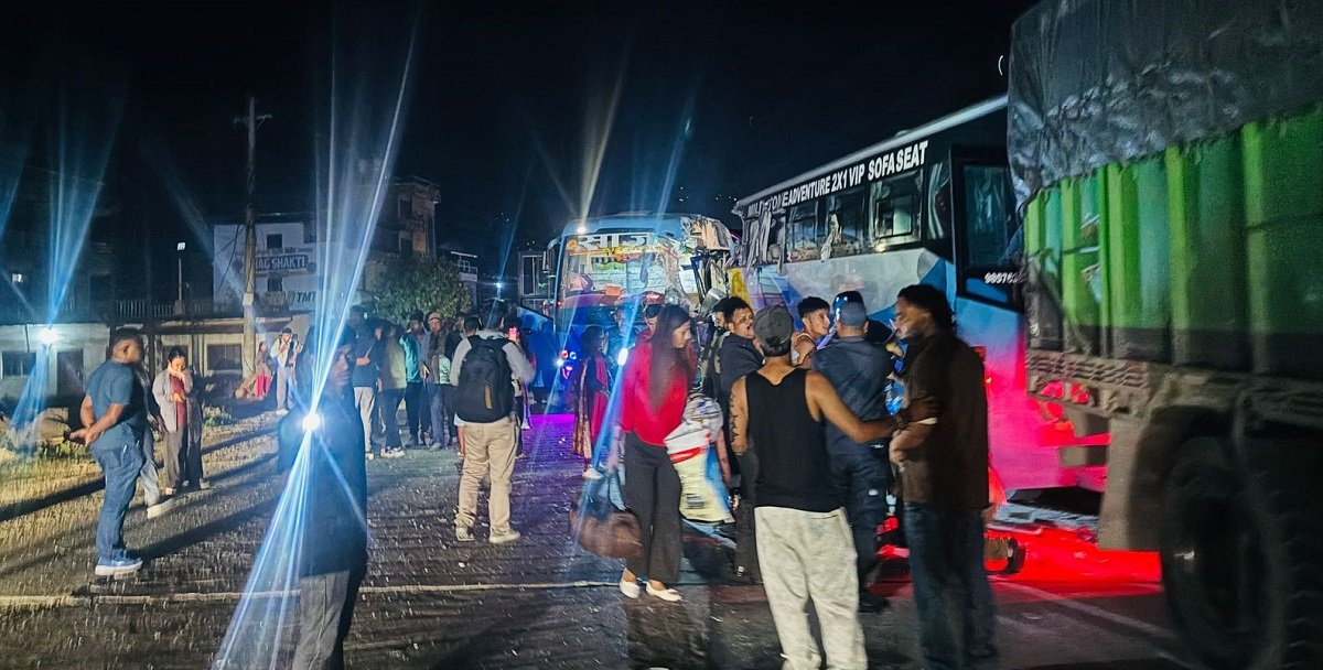 धादिङमा तीन वटा सवारी साधन एकापसमा ठोक्किँदा ३७ यात्रु घाइते