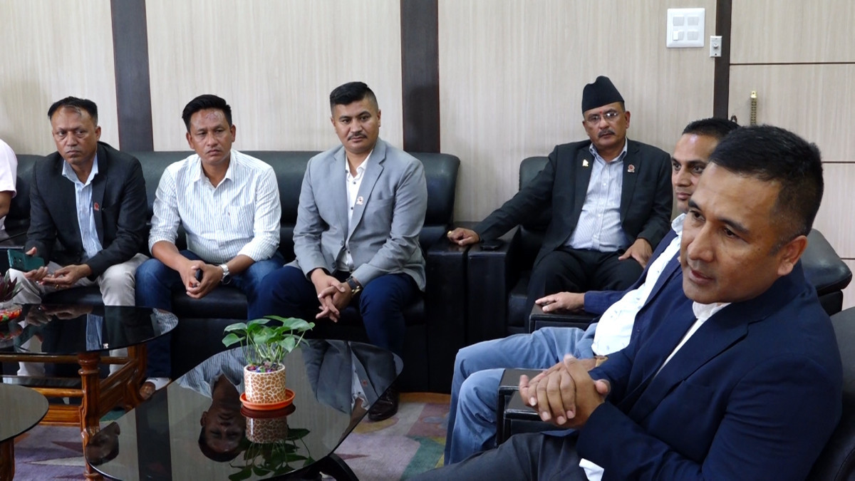 काम रोकेका निर्माण व्यवसायीले विकास मन्त्रालयका सचिवलाई बुझाए ज्ञापनपत्र