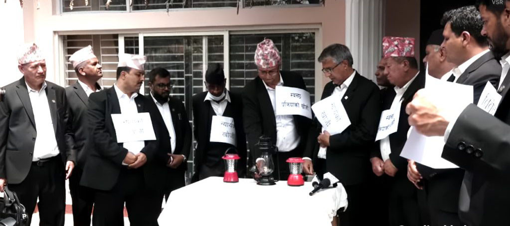 कानुन व्यवसायीले गरे दिउँसै लालटिन बालेर अनौठो विरोध प्रदर्शन