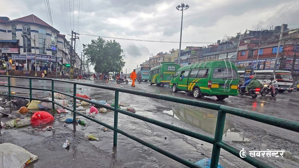 पोखरामा दुई दिनदेखि उठेन फोहोर, विहीबारको वर्षाले सडकभरि दुर्गन्ध