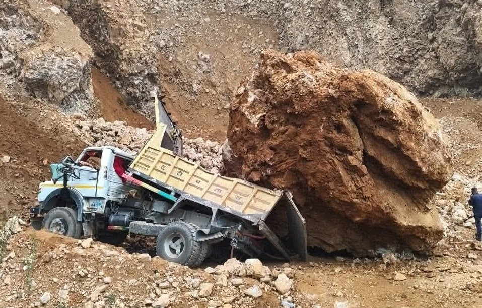धादिङमा टिपरमाथि ढुंगा खस्दा चालकको मृत्यु