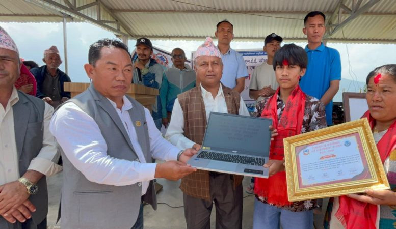 एसइईमा उत्कृष्ट विद्यार्थीलाई ल्यापटप वितरण