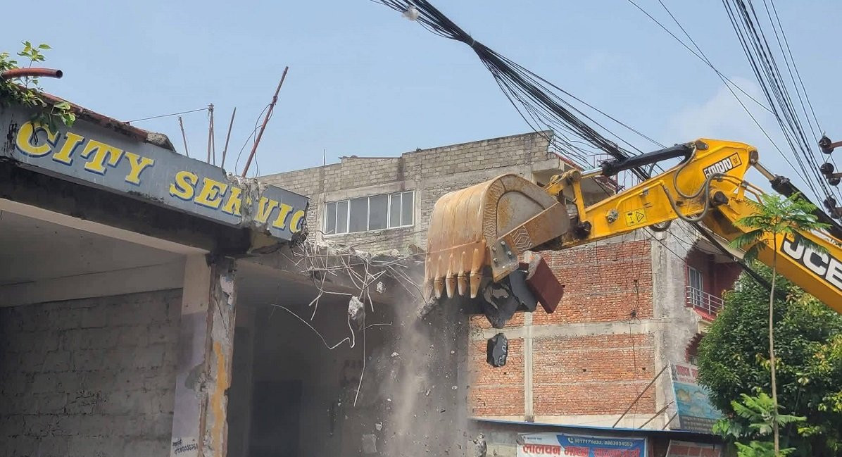 फिर्केखोला मिचेर बनाइएका संरचनामा चल्यो पोखरा महानगरको डोजर