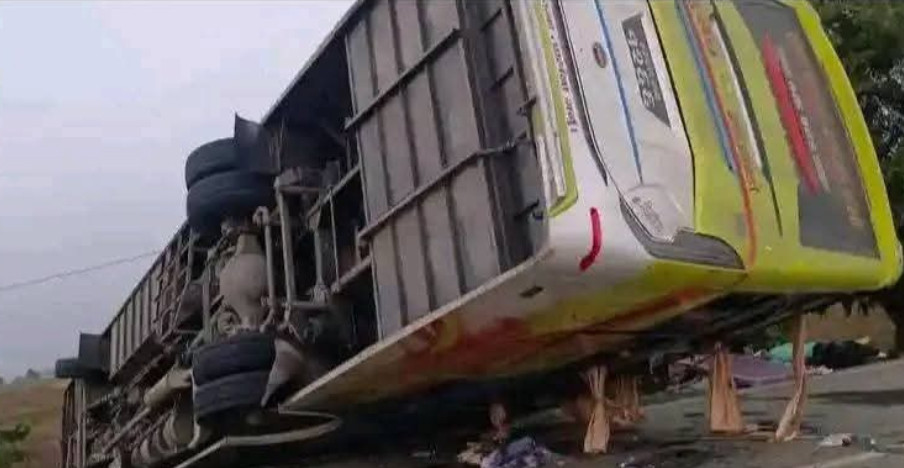 सुर्खेत जाँदै गरेको बस कपिलवस्तुमा दुर्घटना, ३८ जना घाइते