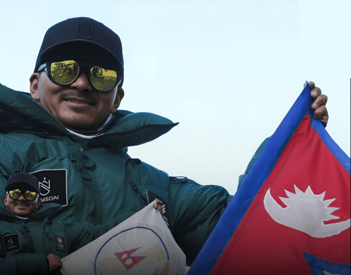 सांसद शेर्पाद्वारा सङ्घीय संसद्को ‘लोगो’ सहित सगरमाथा आरोहण