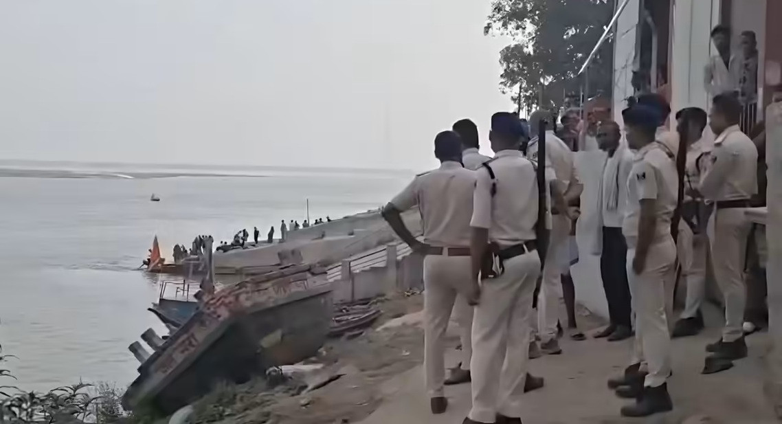हुरीका कारण गंगा नदीमा १४ जना सवार डुंगा पल्टियो