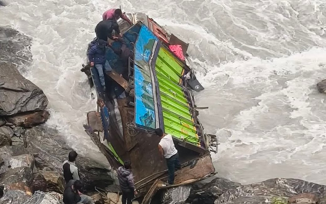 मनाङको खोत्रोमा ट्रक दुर्घटना, २ जना घाइते