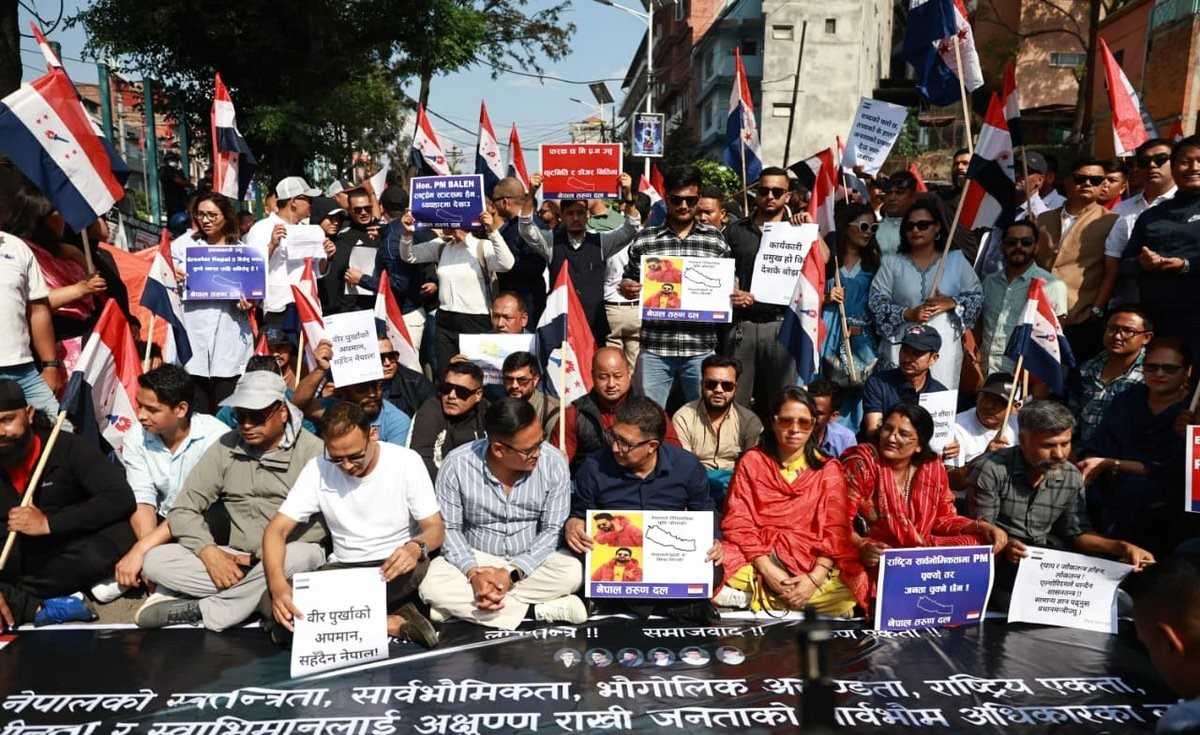 प्रधानमन्त्रीको अभिव्यक्तिको विरोधमा तरुण दल सडकमा (तस्बिरहरू)