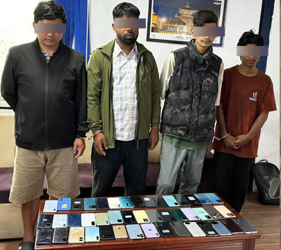 ४२ थान चोरीका मोबाइलसहित चार जना पक्राउ