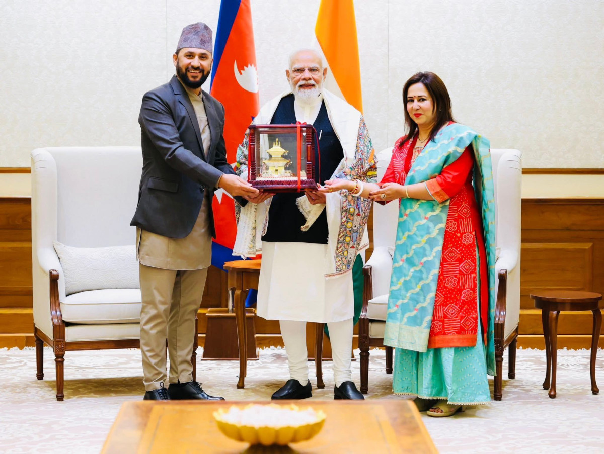 भारतीय प्रधानमन्त्री मोदीलाई पशुपतिनाथ मन्दिरको प्रतिकृति उपहार