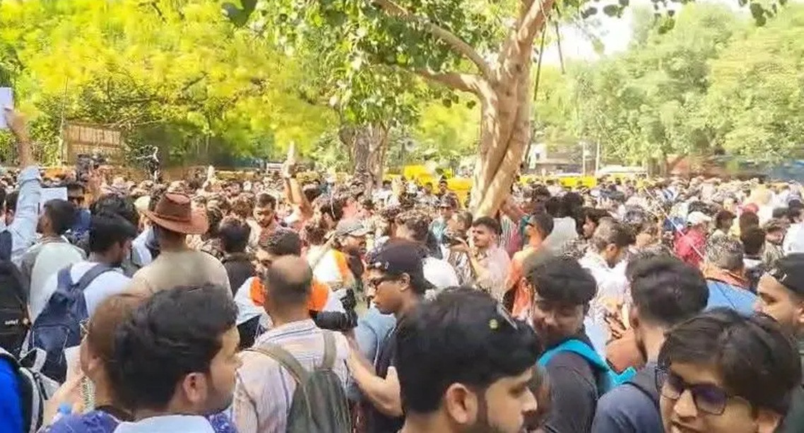 शिक्षामन्त्रीको राजीनामा माग्दै दिल्लीमा ‘ककरोच पार्टी’को आन्दोलन