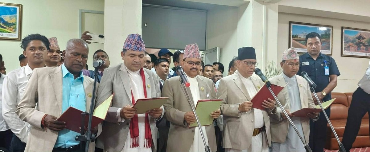 लुम्बिनी प्रदेशका नवनियुक्त मन्त्रीहरूले लिए शपथ