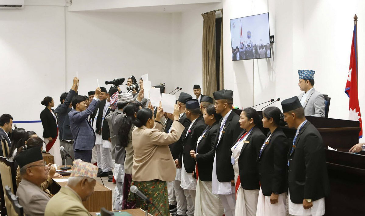 बाेल्न नदिएकाे भन्दै श्रम संस्कृति पार्टीका सांसदहरुको संसदमा नाराबाजी