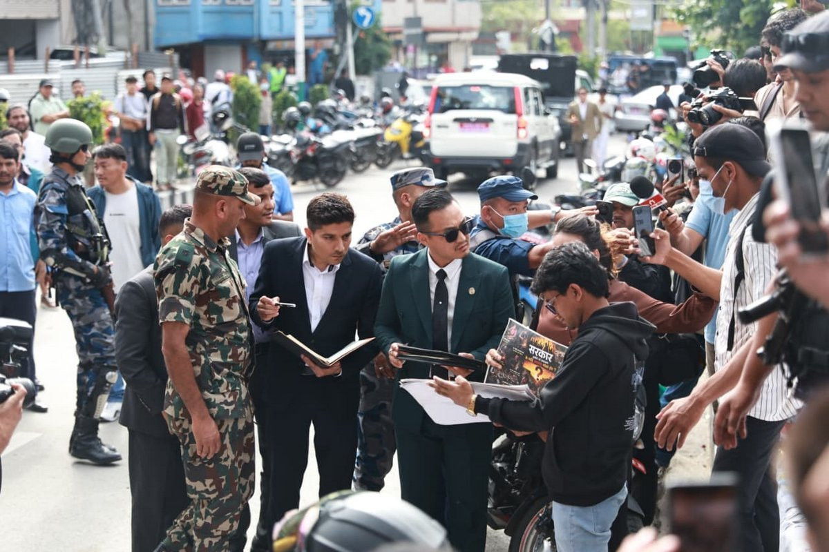 धर्नामा बसेकालाई भेट्न माईतीघरमा पुगे गृहमन्त्री गुरुङ