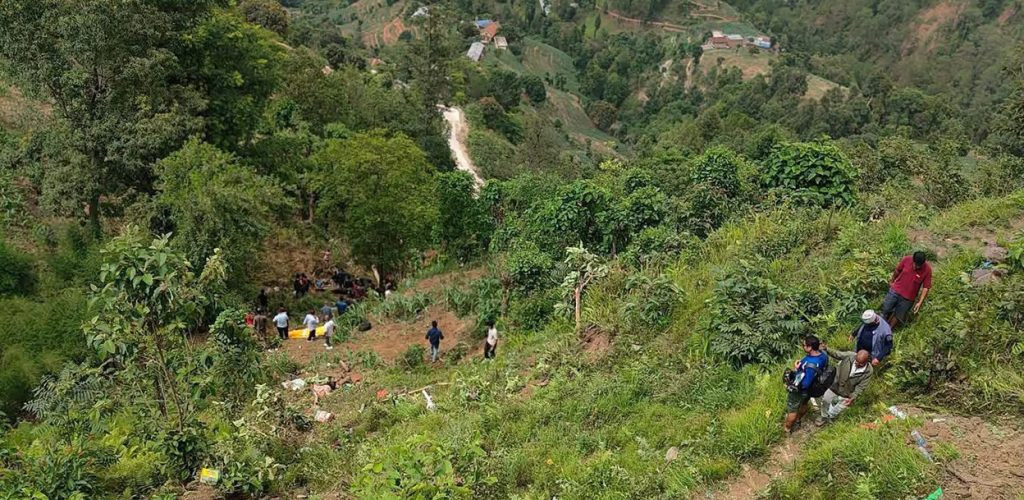 काभ्रेमा बस दुर्घटना, ७ जनाको मृत्यु