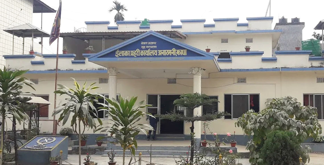 युवतीलाई बिजुलीको पोलमा बाँधेर मोसो दलियो, चार जना पक्राउ