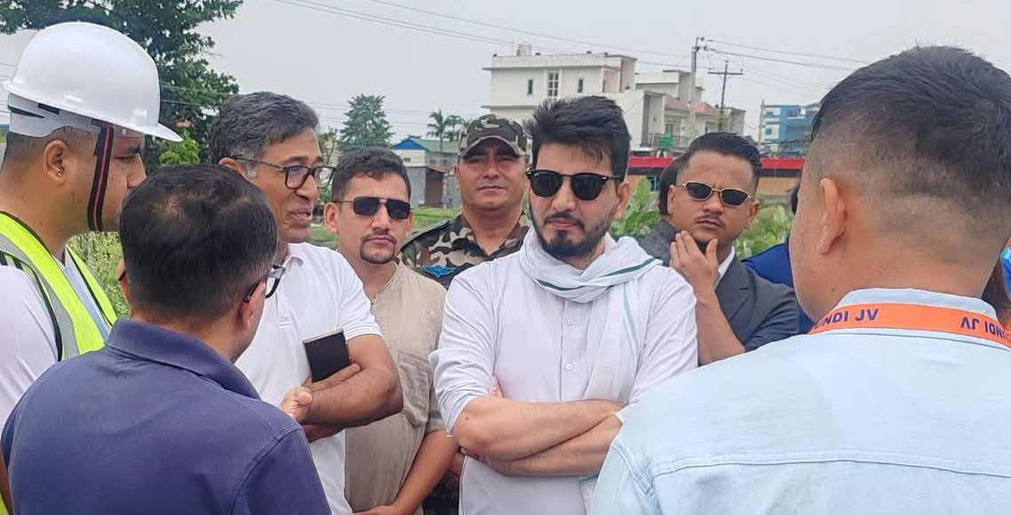 पूर्वाधारमन्त्री लम्सालले भने: 'पोल नसार्ने ठेकेदारको खुट्टा भाँचिदिनुस्'
