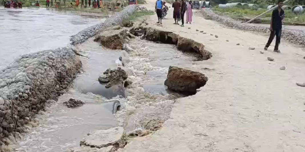 कमला नदीको अस्थायी डाइभर्सन भासिँदा सिरहा–धनुषा आवतजावत ठप्प