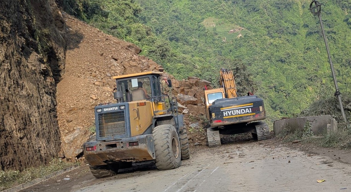 म्याग्दीमा पहिरोले गाडी पुरिँदा एक जनाको मृत्यु