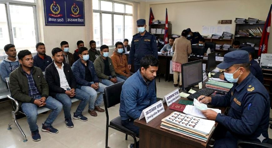 काठमाडौंमा २४ बंगलादेशी पक्राउ: बिनाभिसा भारतको बाटो हुँदै नेपाल छिरेको खुलासा