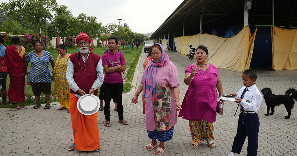 होल्डिङ सेन्टर खाली गर्न सरकारको अल्टिमेटम,  विकल्प नदिए पुरानै बस्तीमा फर्किने सुकुम्बासीको चेतावनी