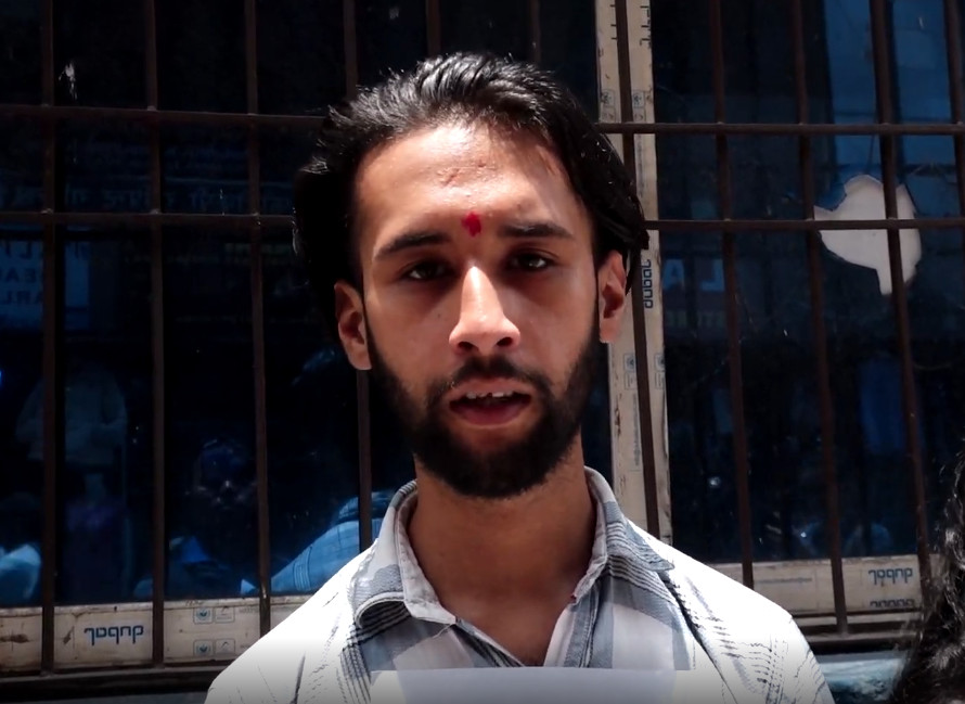 अनलाइन ठगी रोक्न र कडा कानुन माग्दै साइबर ब्युरो अगाडि एक युवाको प्रदर्शन