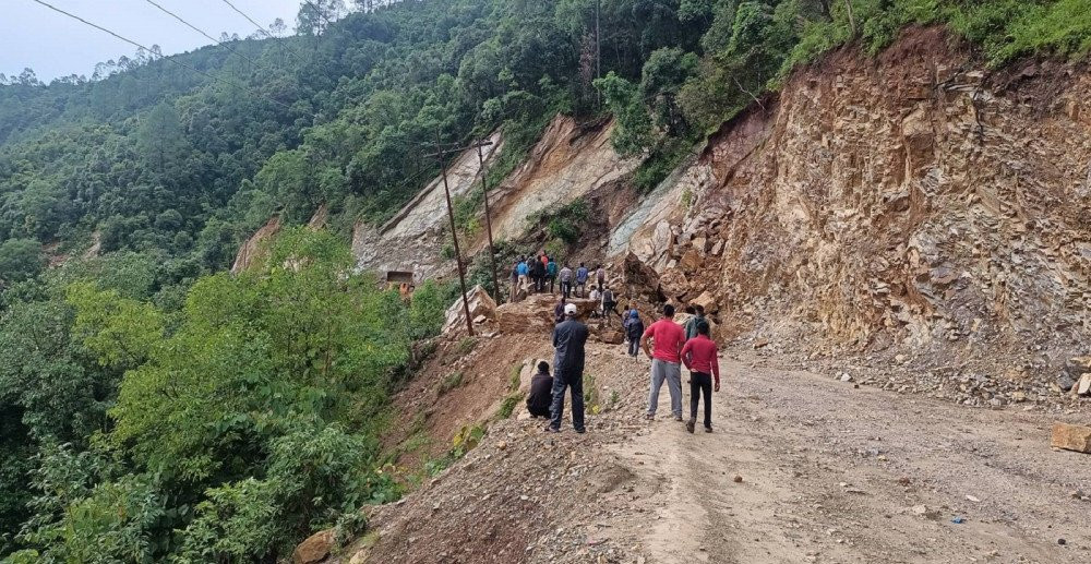 कान्ति लोकपथको दुई स्थानमा पहिरो