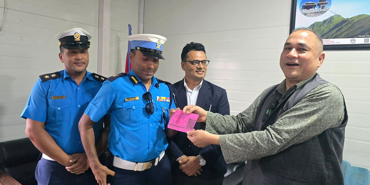 मुख्यमन्त्री निवासमै पुगेर ट्राफिकले काट्यो चिट, ५०० रुपैयाँ जरिवाना