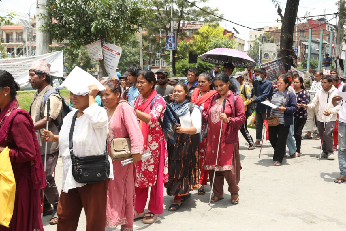 सिंहदरबार घेराउ गर्न हिँडेका दृष्टिविहीनहरुलाई प्रहरीले बाटोमा नै रोक्यो