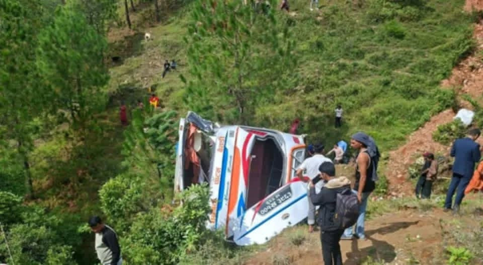 बैतडीमा बस दुर्घटना: चालकसहित १७ जना घाइते, दुई जनाको अवस्था गम्भीर