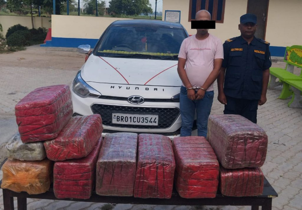 गाँजासहित भारतीय नागरिक पर्साबाट पक्राउ