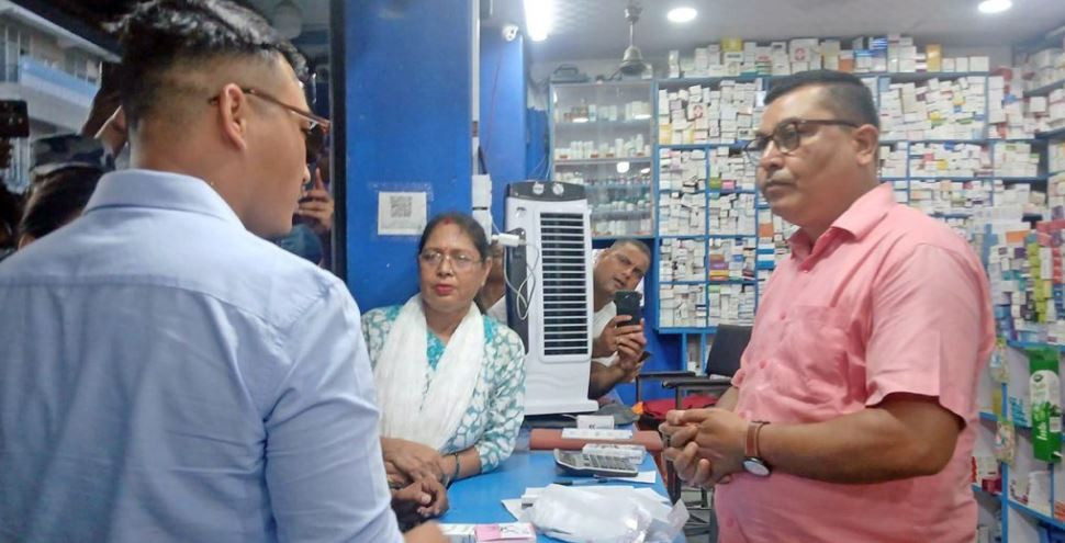 अस्पतालको सरकारी जग्गामा रहेका फार्मेसी तत्काल खाली गराउन गृहमन्त्रीको निर्देशन