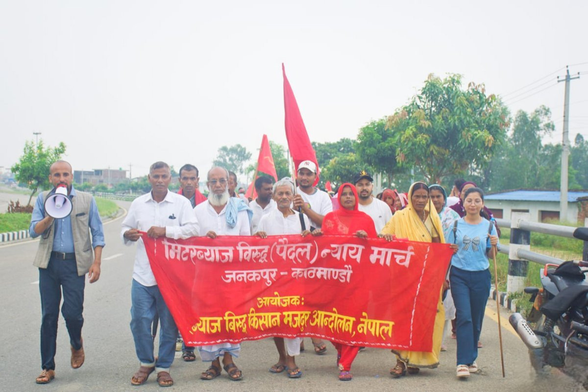 मिटरब्याज पीडितको काठमाडौं यात्रा जारी, ढल्केबरसम्म पुग्यो ‘न्याय मार्च’