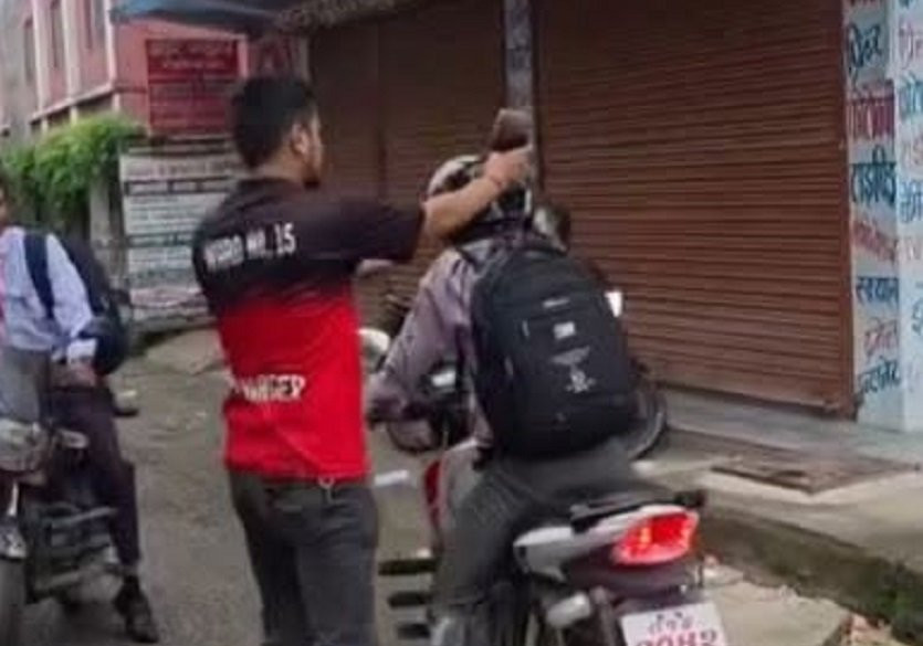 शिक्षा अधिकृतमाथि कालो मोबिल खन्याएर दुर्व्यवहार