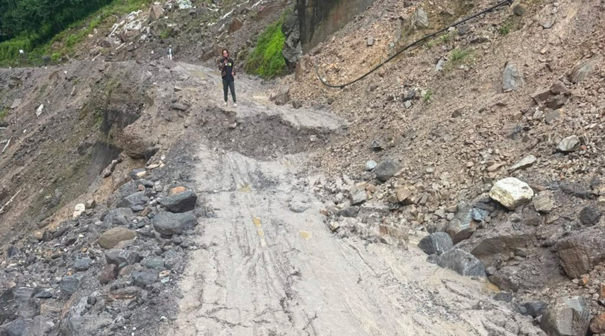 कोदारीको इकोमा सडक भासिँदा तातोपानी नाका पुनः ठप्प