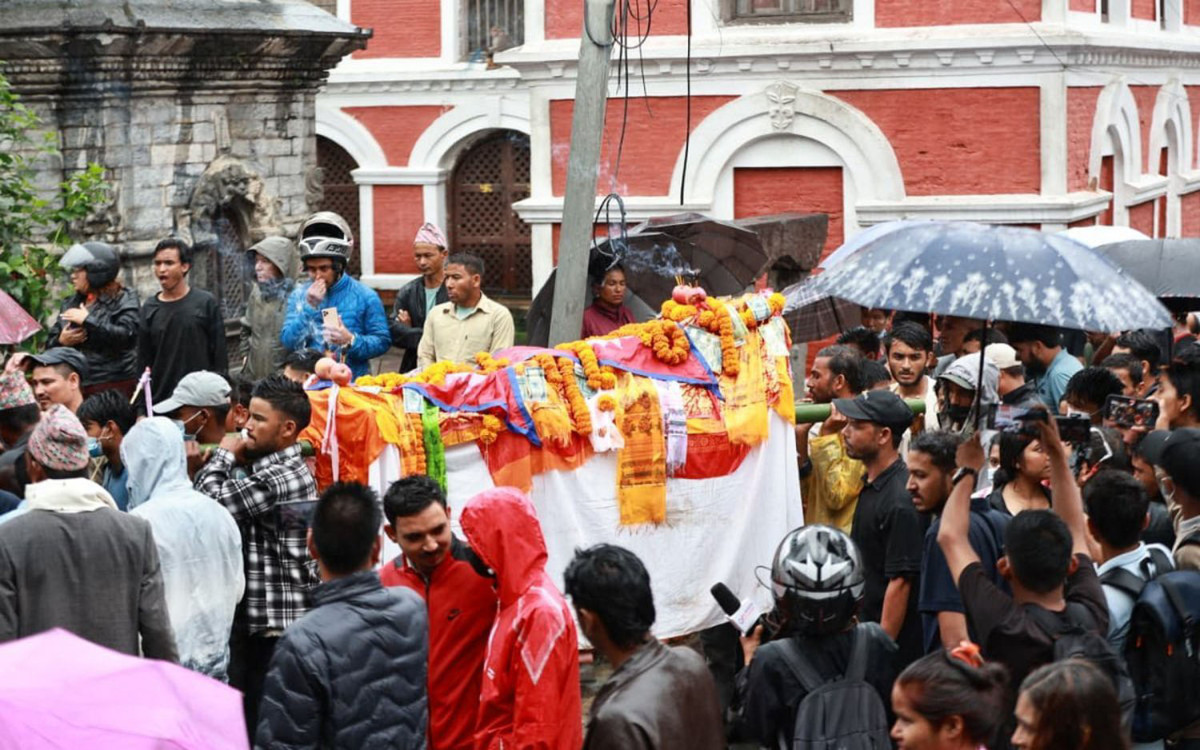 गणेश नेपालीको शवलाई अन्त्येष्टिको लागि आर्यघाट लगियो
