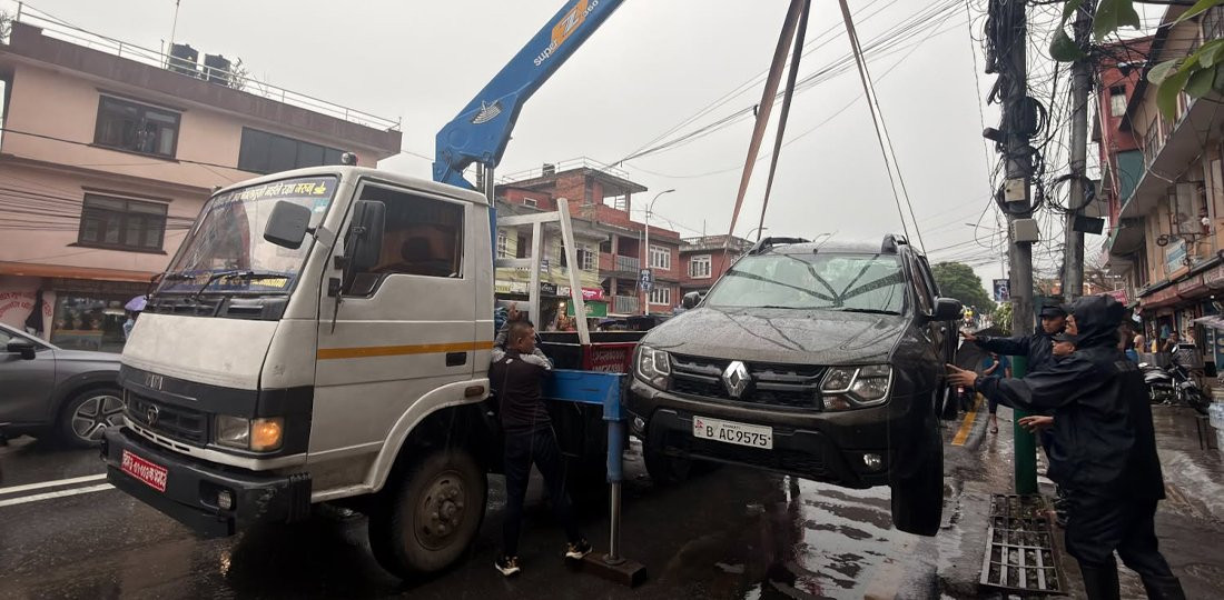 गगन थापाको घर अगाडिको शङ्कास्पद गाडी प्रहरीले क्रेन लगाएर हटायो