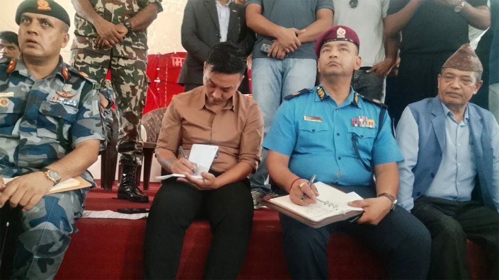 काठमाडौं आउँदै गरेका मिटरब्याज पीडितलाई गृहमन्त्रीले निजगढ पुगेर भेटे