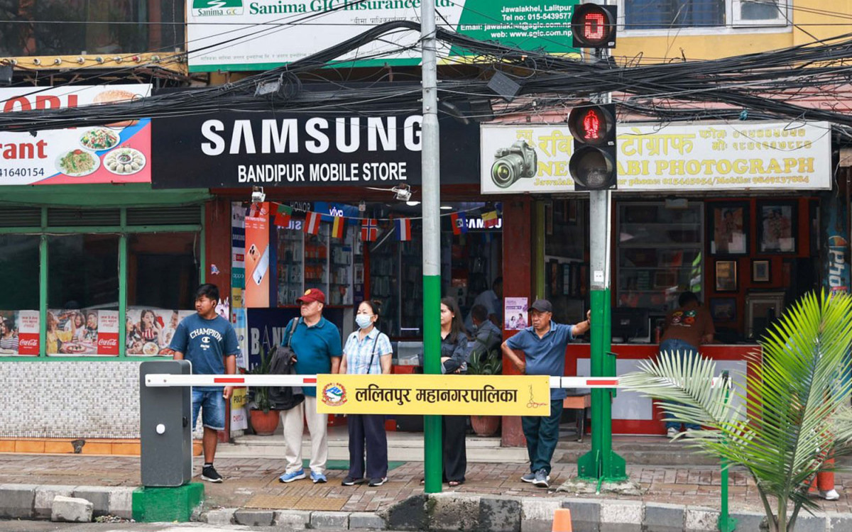 जावलाखेलमा पैदलयात्रीको सुरक्षाका लागि 'स्मार्ट सेफ्टी ब्यारेड' सञ्चालन