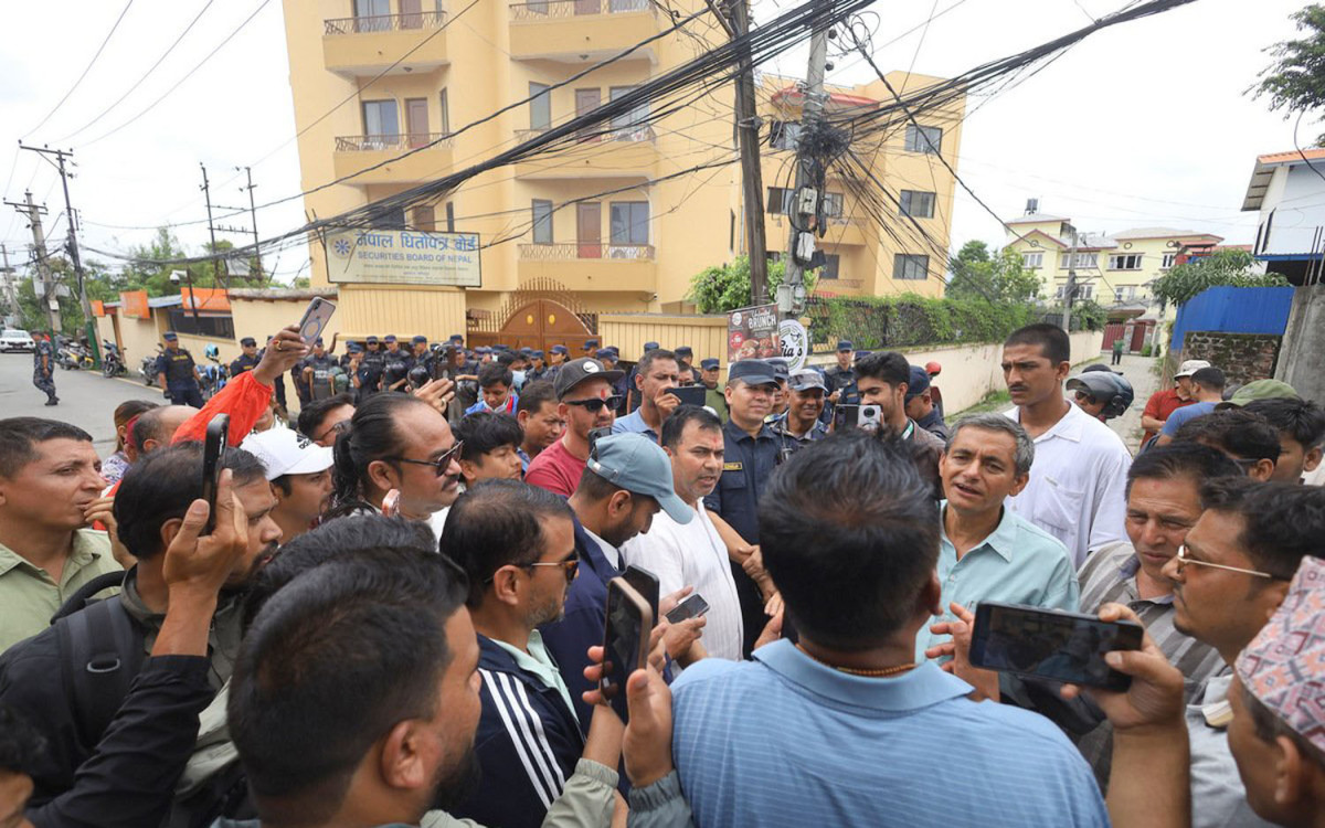 शेयर बजार निरन्तर ओरालो लागेपछि लगानीकर्ताद्वारा धितोपत्र बोर्ड घेराउ