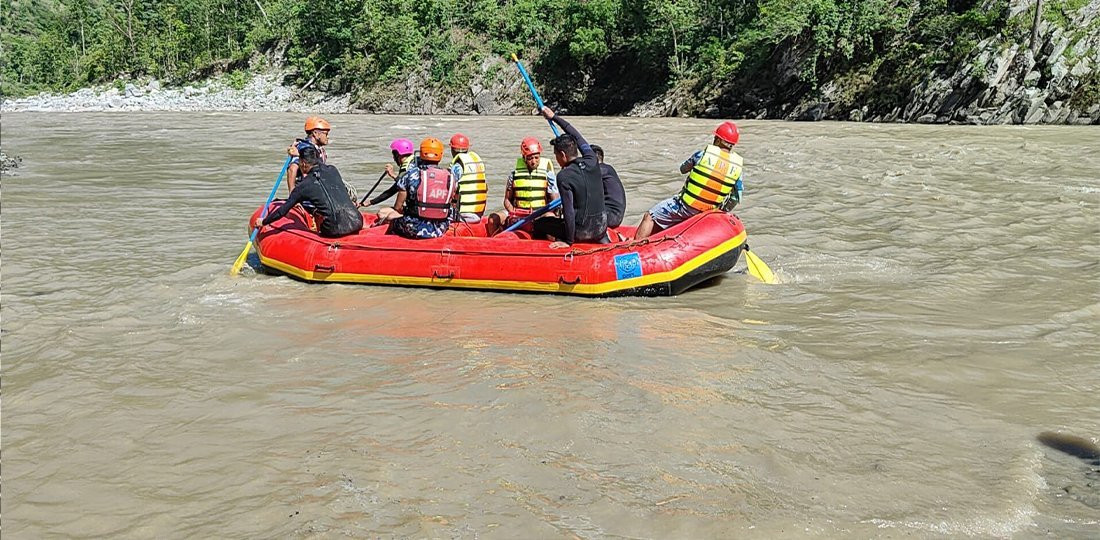 कर्णाली नदीमा गाडी दुर्घटना भएको १२ दिन बितिसक्दा पनि गाडी र सहचालक अझै बेपत्ता