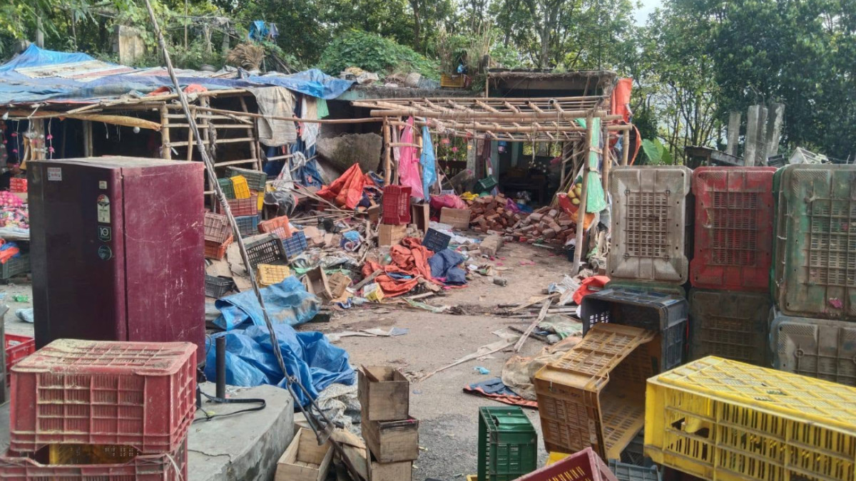 गोरखाको बाह्रकिलो बजारको अतिक्रमण हट्यो,  स्वःस्फुर्त खाली  गरे घरटहरा