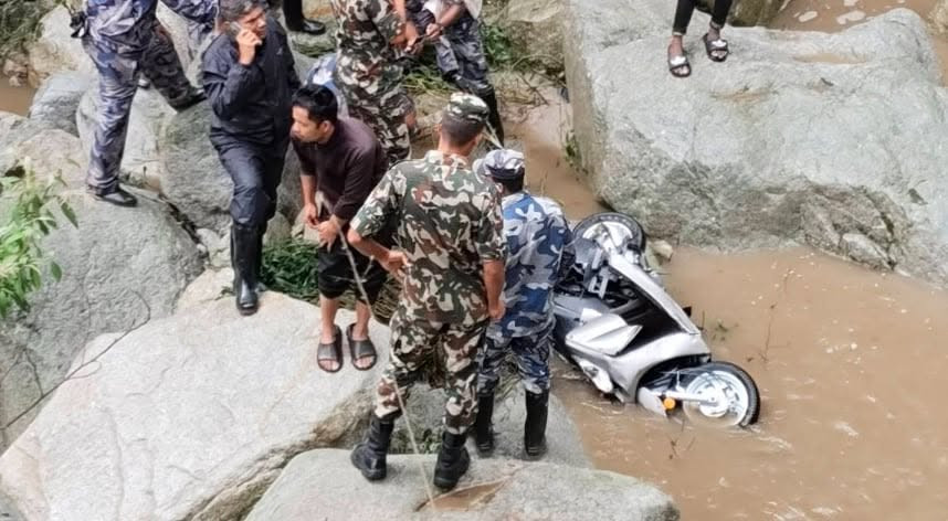 सिमखोलाले बगाएका स्कुटर चालक मृत फेला