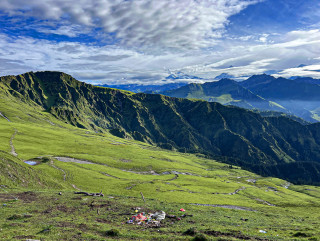पर्यटकको चापसँगै बुकीपाटनमा फोहाेर बढ्दो, प्लास्टिक खाँदा वस्तुभाउसमेत बिरामी