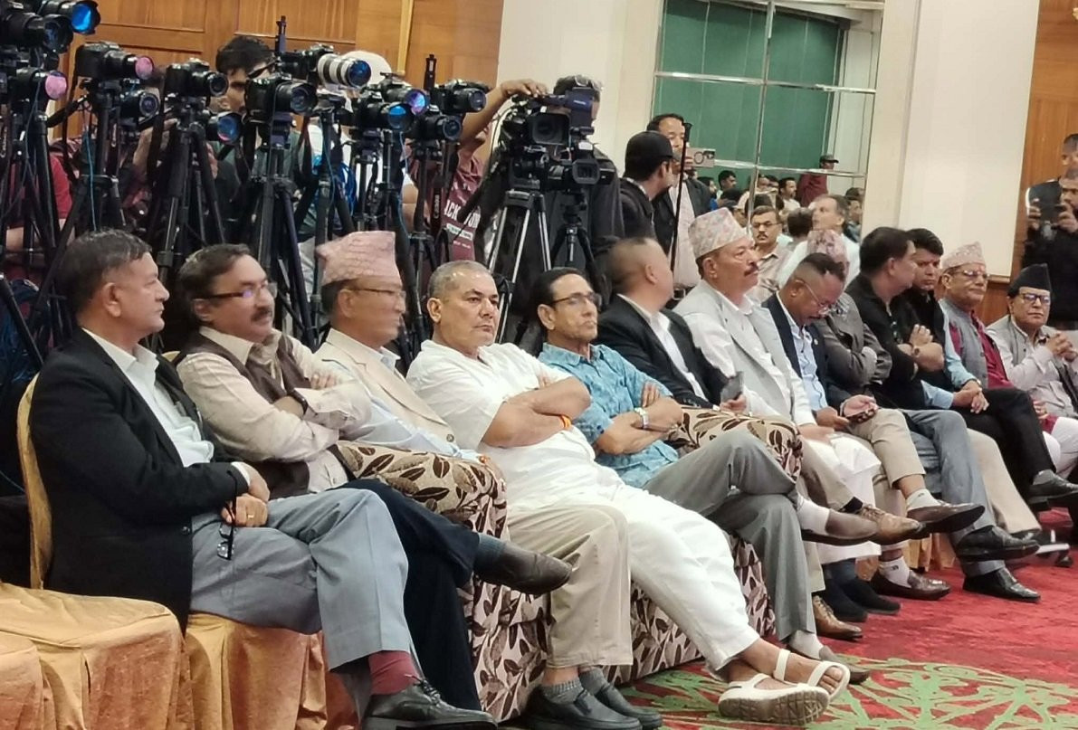 दुर्गा प्रसाईंको कार्यक्रममा आत्महत्या गर्छु भन्दै दुई महिला मञ्चतर्फ बढेपछि...