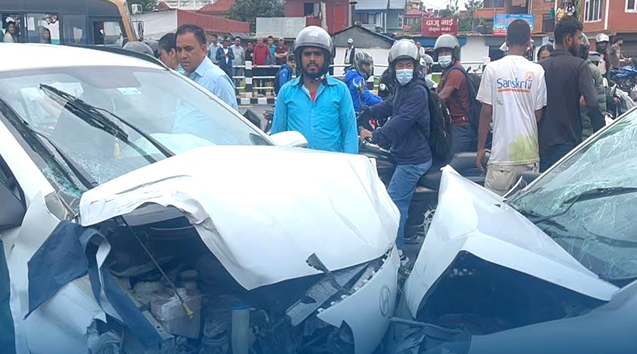 काठमाडौँमा पाँच वटा सवारी एक आपसमा ठोक्किँदा १० जना घाइते (नामावलीसहित)