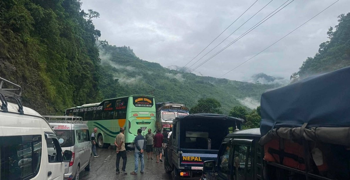 जलबिरे नजिक तीनवटा सवारीसाधन ठोक्किँदा २६ जना घाइते