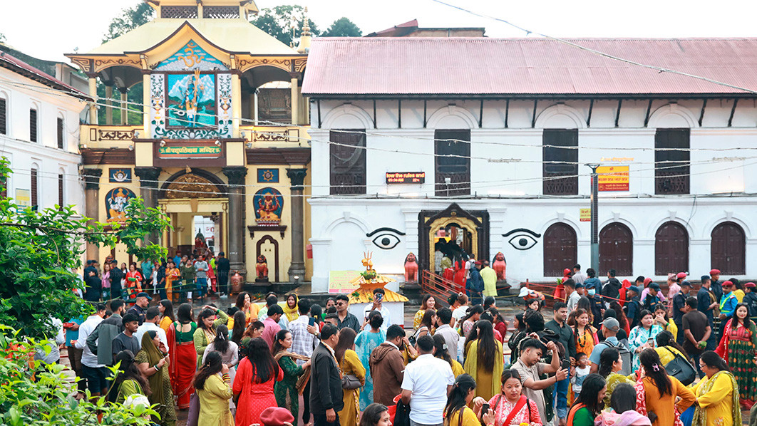 आज साउन महिनाको पहिलो सोमबार, पशुपतिनाथमा भक्तजनको भीड