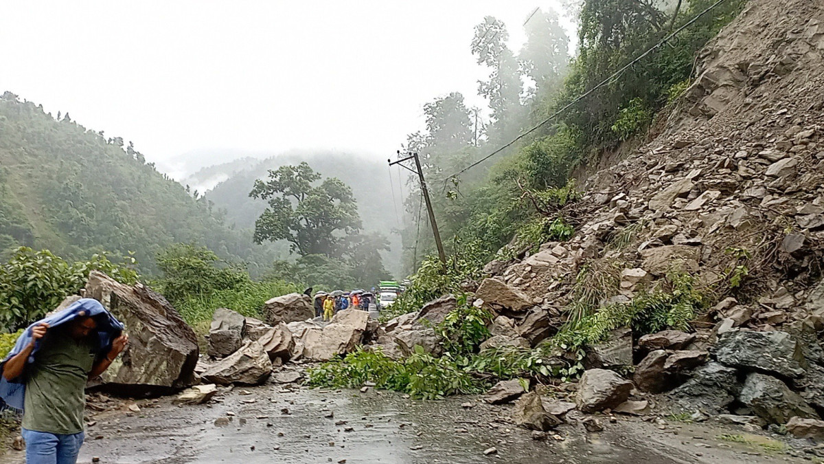 फिस्लिङमा पहिरो: नारायणगढ–मुग्लिन सडक अवरुद्ध, सवारी आवागमन ठप्प